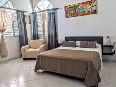 Lovely Holiday Room/Bath in Villa with tropical garden